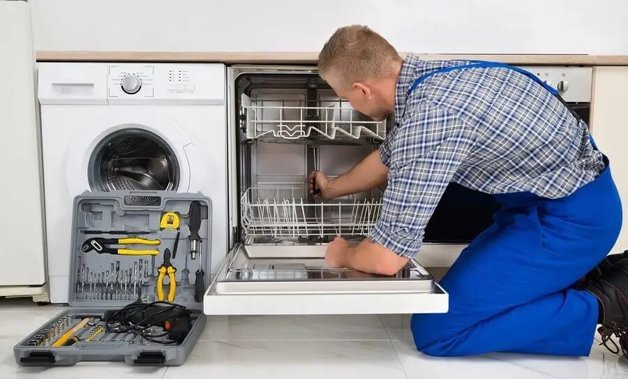Aliağa Ariston servisi teknisyen ekibi beyaz eşya tamiri yaparken